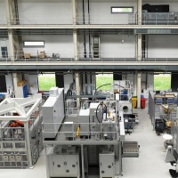 Blick in die Referenzfabrik.H2. Rechts vorn die BPPflexROLL, dahinter die flexROLLmax. In der Mitte die beiden Anlagen für das Elektronenstrahlschweißen; links die neue Stackinganlage.