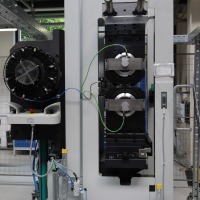 Kompakt und leistungsfähig: die flexROLLmax kann Bleche bis 0,5 mm Stärke prägen (Elektrolyseure), die BPPflexROLL ist für besonders geringe Blechstärken (Brennstoffzellen) bestens geeignet.