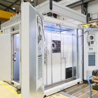 Ein Wasserstoff basiertes Microgrid, in welchem Wasserstoff erzeugt, gespeichert und bei Bedarf rückverstromt wird.