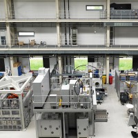 Blick in die Referenzfabrik.H2. Rechts vorn die BPPflexROLL, dahinter die flexROLLmax. In der Mitte die beiden Anlagen für das Elektronenstrahlschweißen; links die neue Stackinganlage.